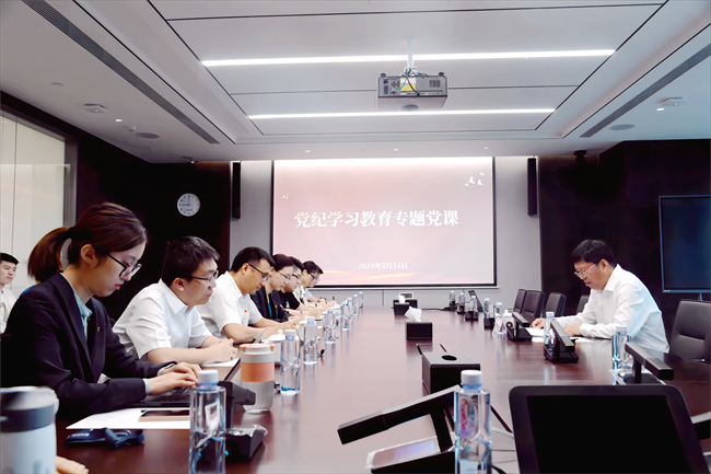 中国南宫NG28 党委委员、总会计师刘显清为研究生院党总支讲授党纪学习教育专题党课